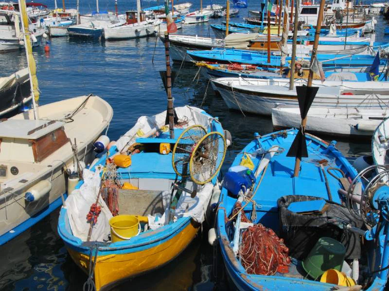 Bootjes bij de amalfi kust