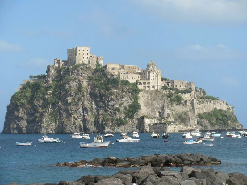 Ischia, vulkanisch eiland bij Napels