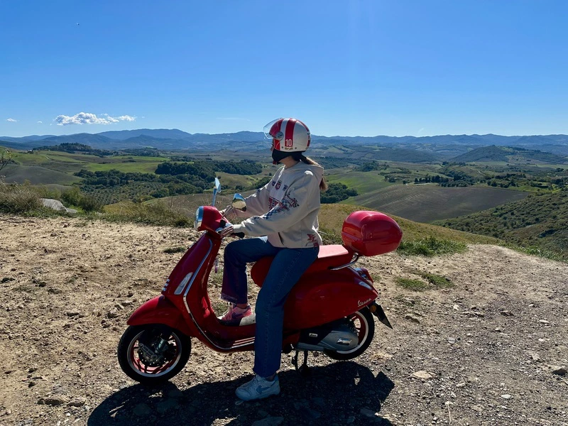 vrouw op een rode vespa in toscany italie