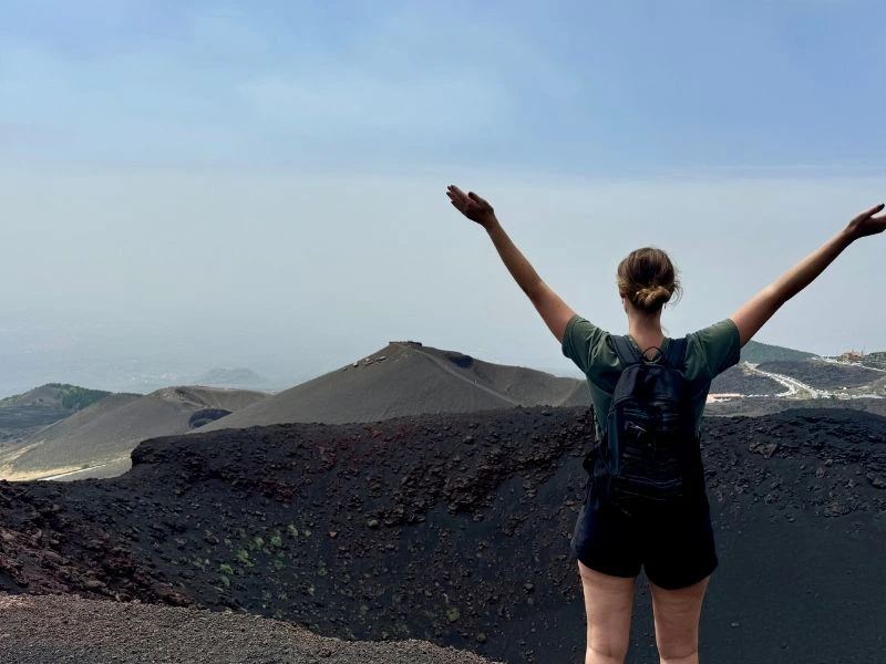 Vrouw bij Etna Italie