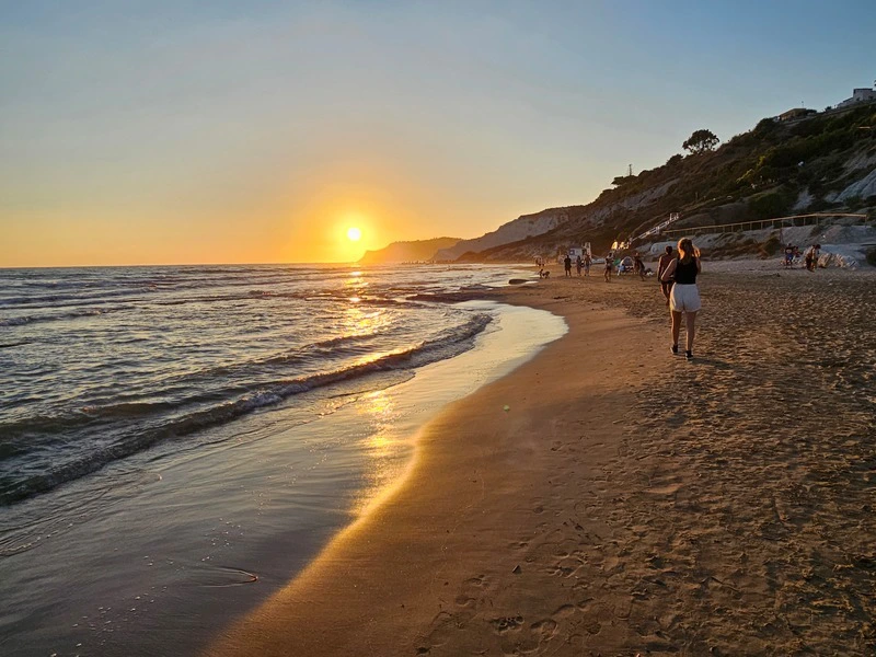 zonsondergang op het strand van Scala dei Turchi in sicilie italie