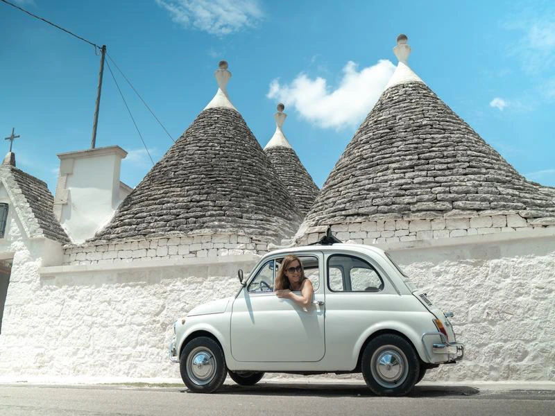 vrouw in auto sicilie italie