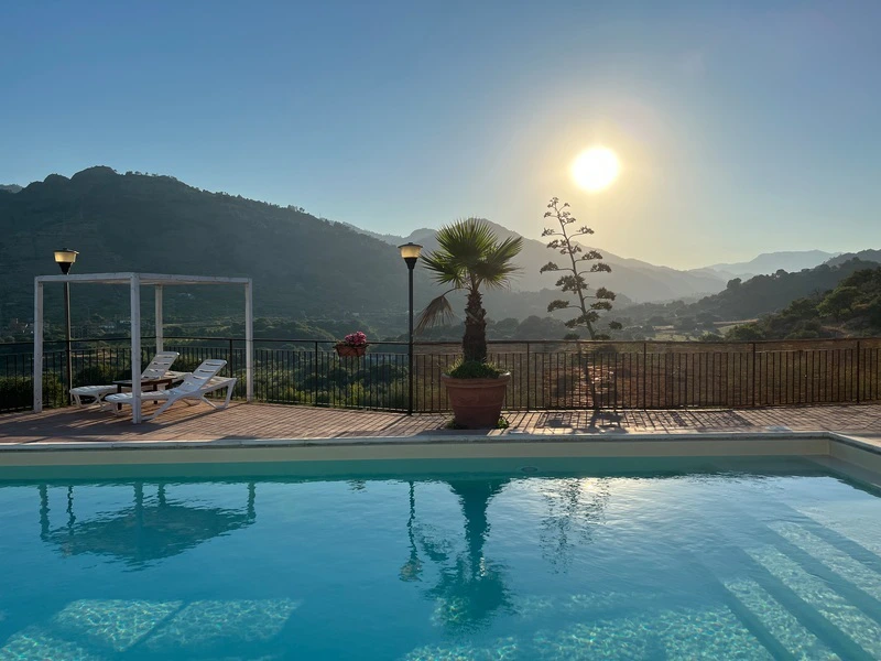 Uitzicht vanaf accomodatie op de berg Etna in sicilie italie