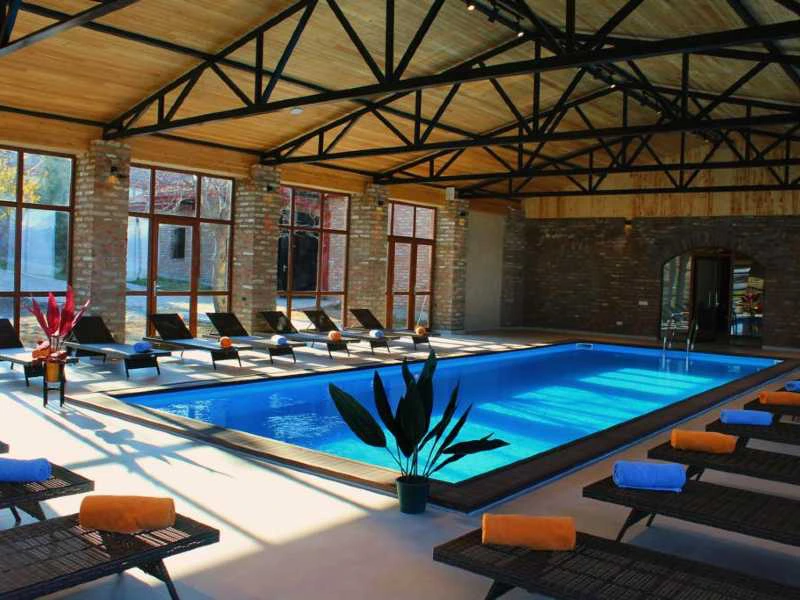 Kakheti wijn chateau zwembad binnen