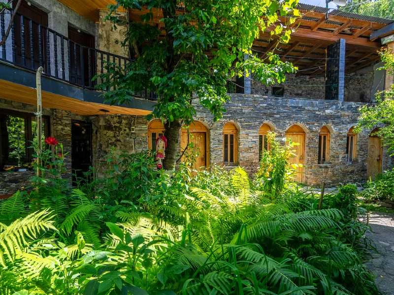 Tuin bij je hotel in Mestia