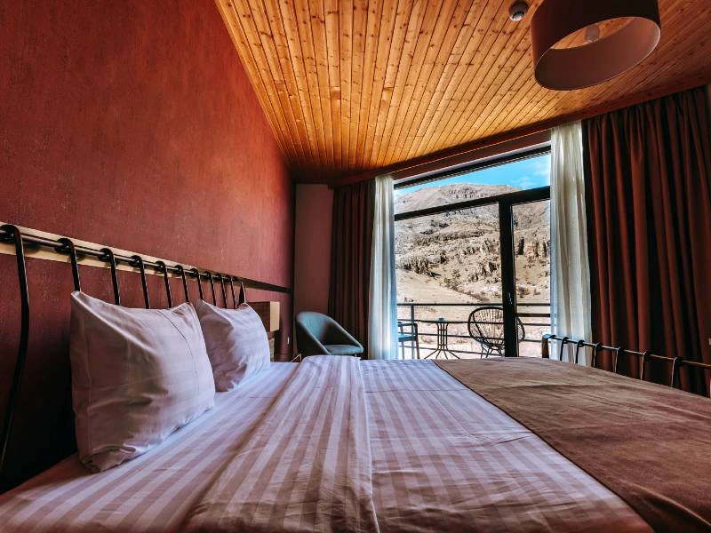 Vardzia hotel met uitzicht op grotstad Vardzia