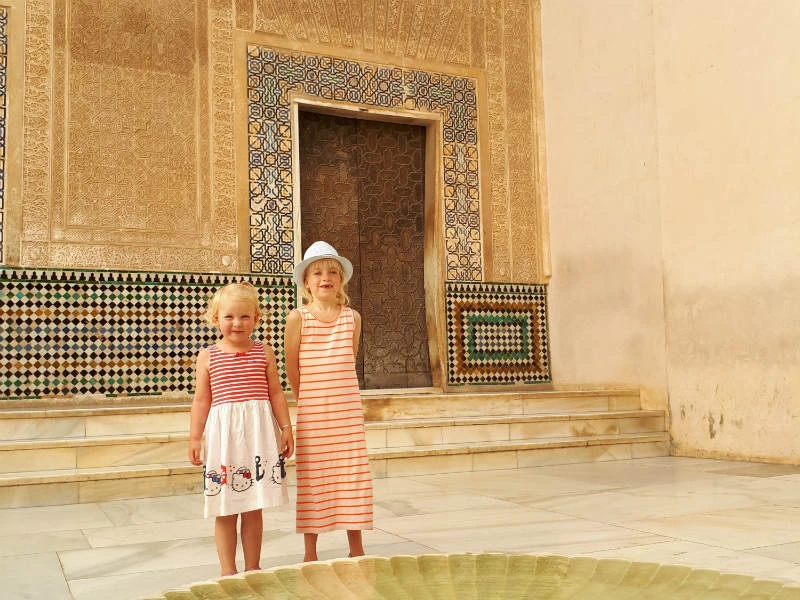 Kinderen bij het Alhambra