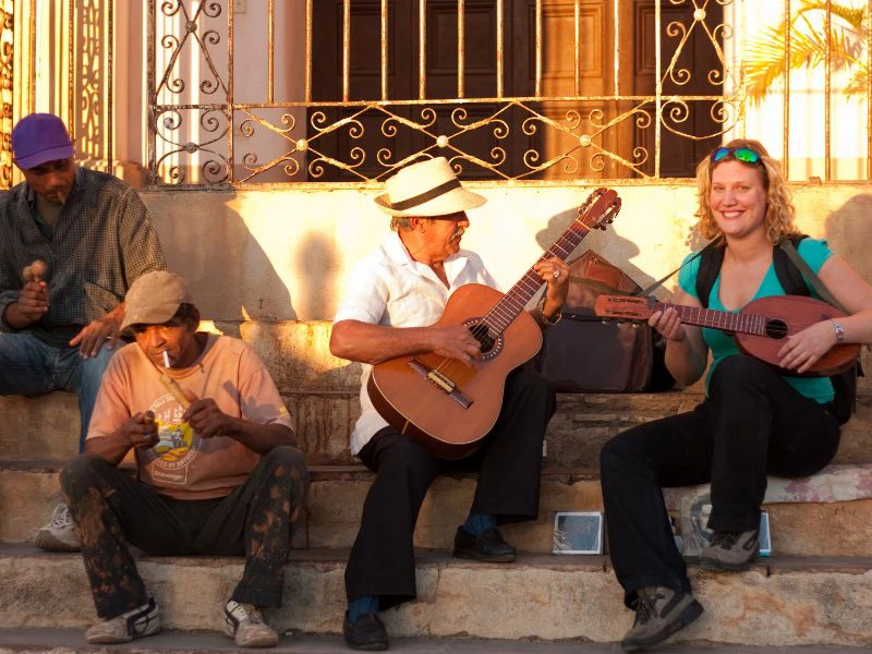 Lokale man speelt gitaar - Spanje