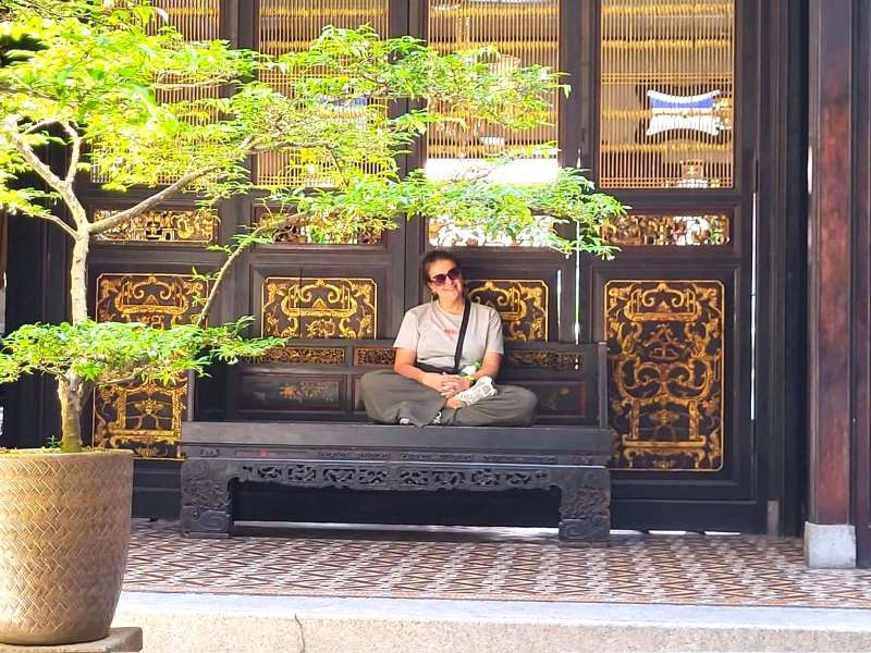 Pengang zitten bij tempel