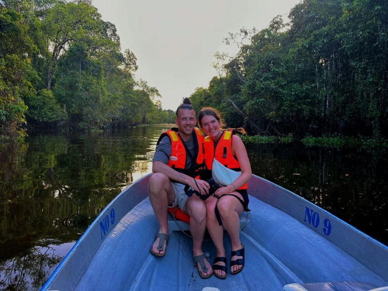 koppel in boot op riviier in malysia