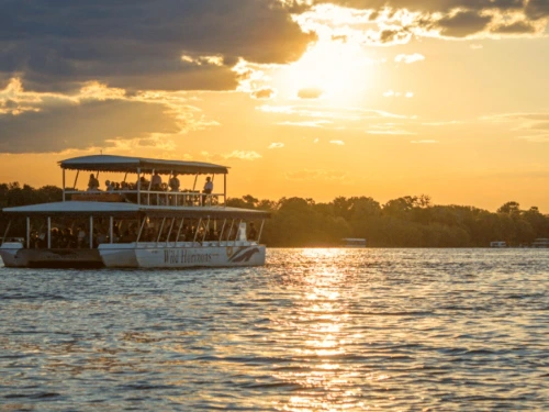 Cruise bij zonsondergang op Zambezi rivier