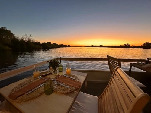 Cruise bij zonsondergang op Zambezi rivier
