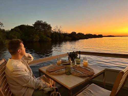 Cruise bij zonsondergang op Zambezi rivier