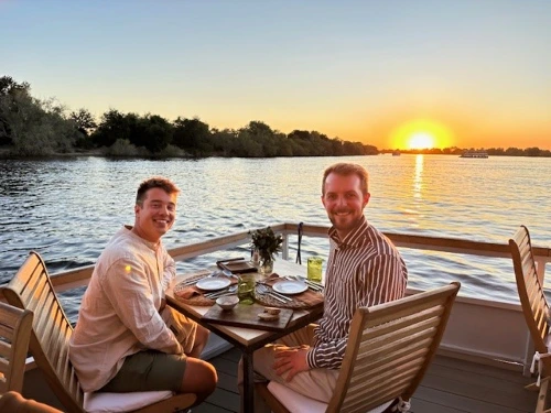 Cruise bij zonsondergang op Zambezi rivier