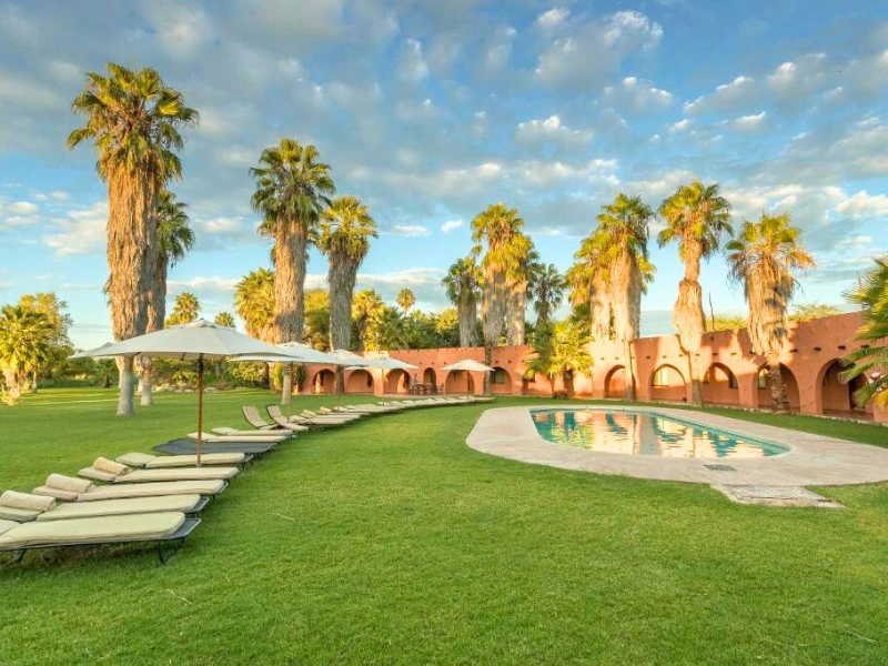 Zwembad bij de lodge in Otjiwarongo