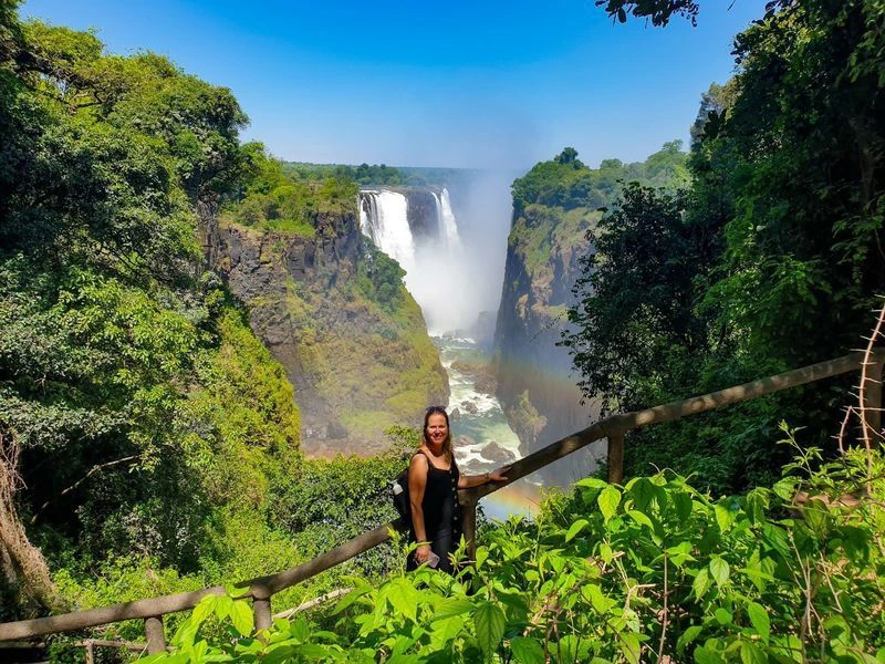 Reiziger bezoekt de Victoria Falls