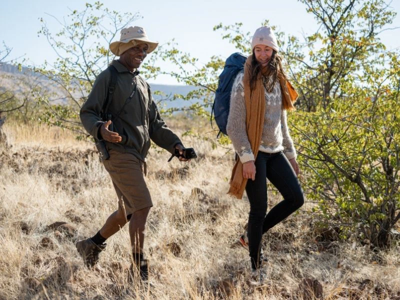 Vrouw met gids aan het wandelen in Namibië