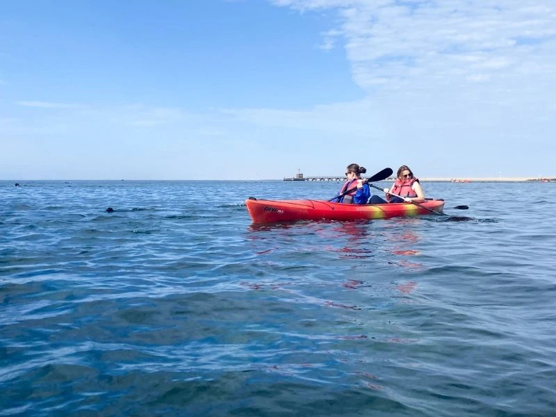 2 mensen in een kajak op het water bij Swakopmund