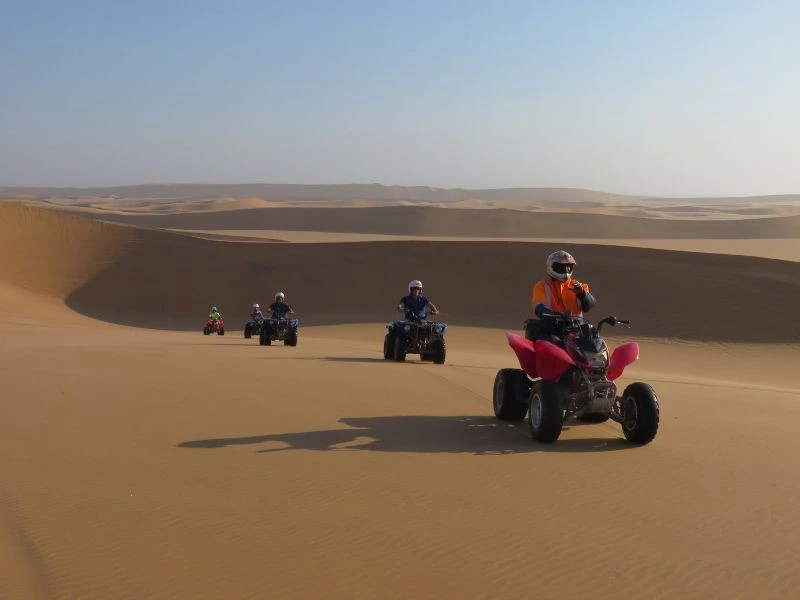 Mensen op een quadbike in de woestijn van Swakopmund