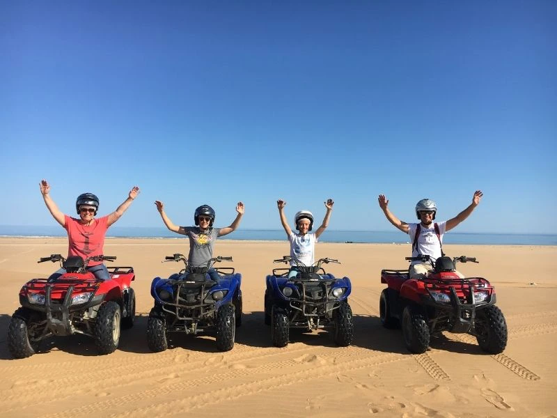 4 mensen op quads in de woestijn van Swakopmund