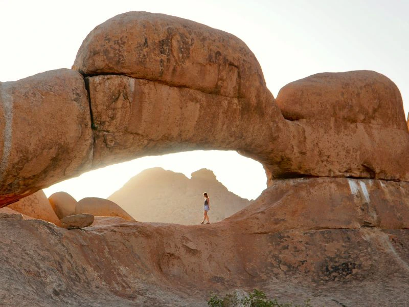 Vrouw loopt Spitzkoppe in Namibië