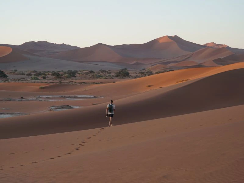 Reiziger wandelt door de Sossusvlei.