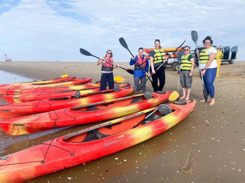 Groep reizigers staat op het punt in de kajak te stappen.