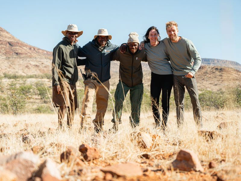 Reizigers samen met lokale gidsen tijdens rhinotrekking