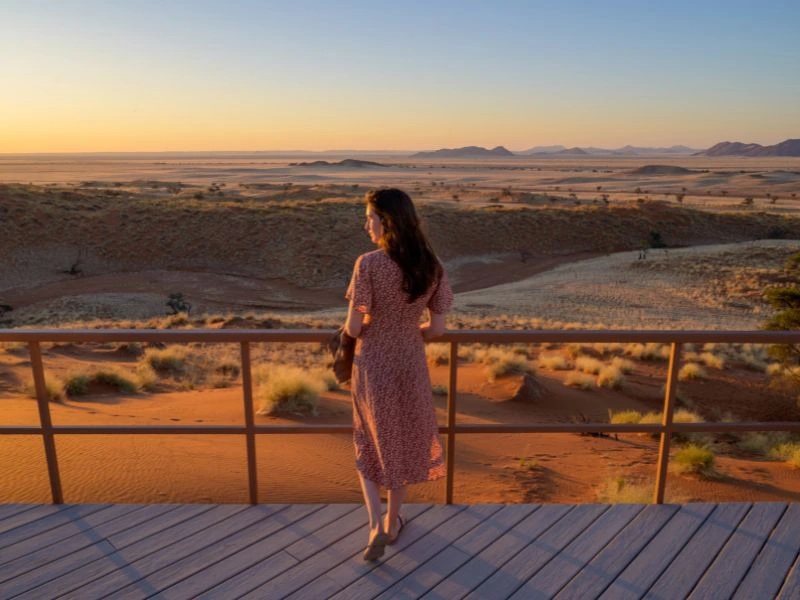 Reiziger kijkt uit over het indrukwekkende landschap van Namibië.