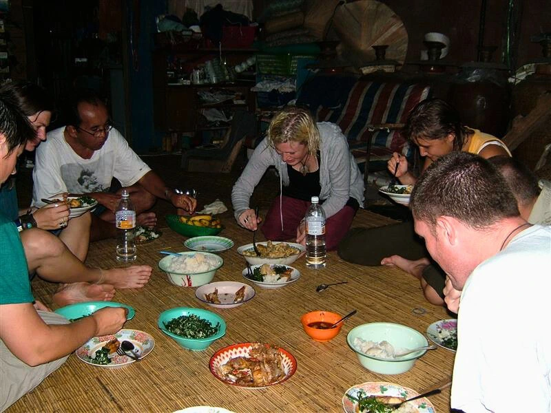 Eten in een longhouse in Borneo