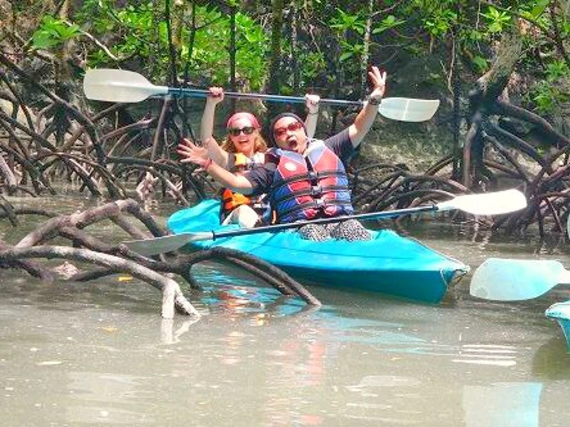 Kayakken bij Damai beach in Sarawak - Borneo