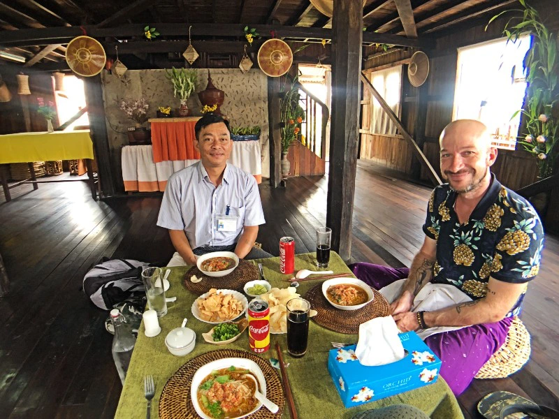 Eten met lokale mensen in Inle lake