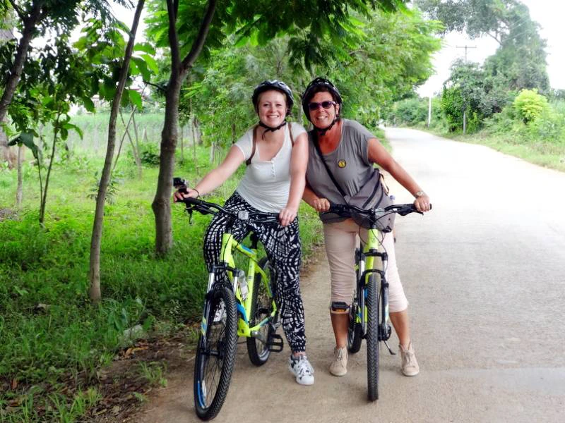 Fietsen bij Inle meer in Myanmar