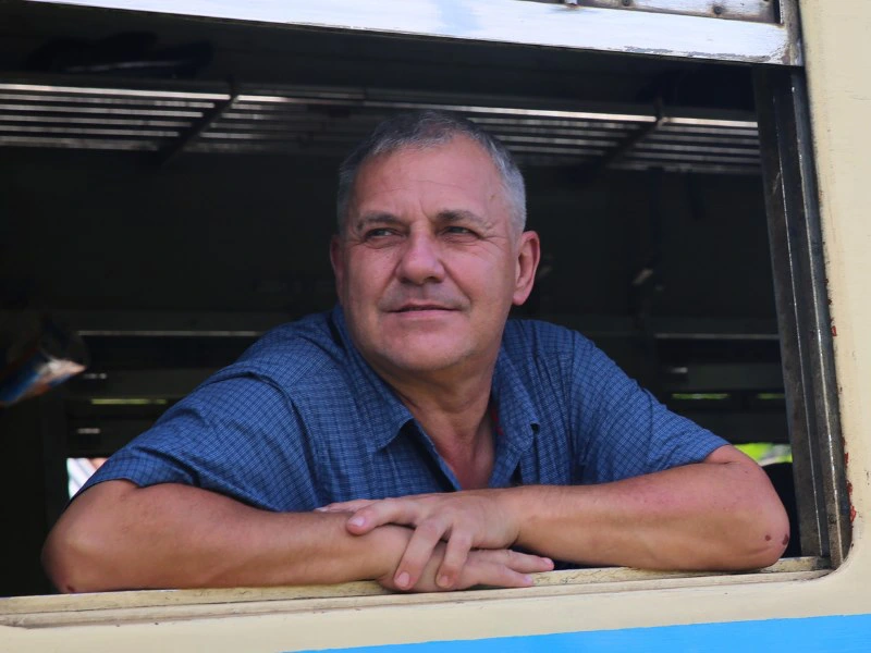 Reiziger in de bus in Myanmar