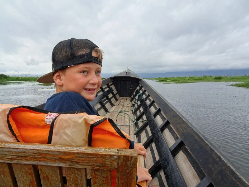 Kind in een boot op Inle meer - Myanmar