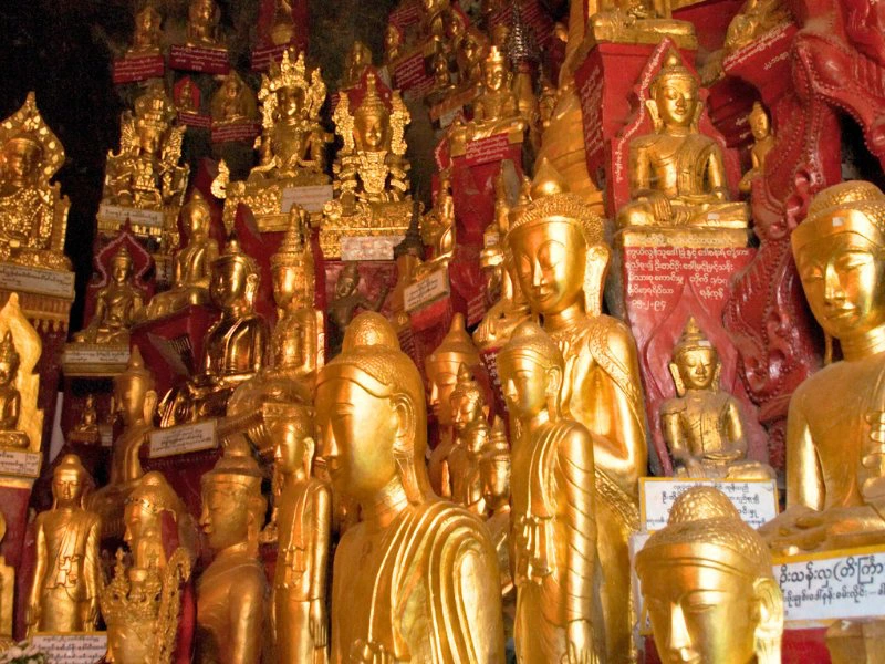 Pindaya grot met gouden boedha's