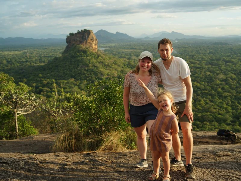 Familie bij leeuwenrots - Sri Lanka