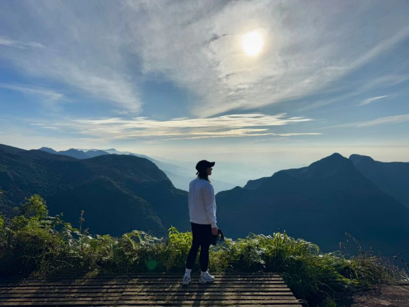 Vrouw kijkt uit over een prachtig uitzicht.