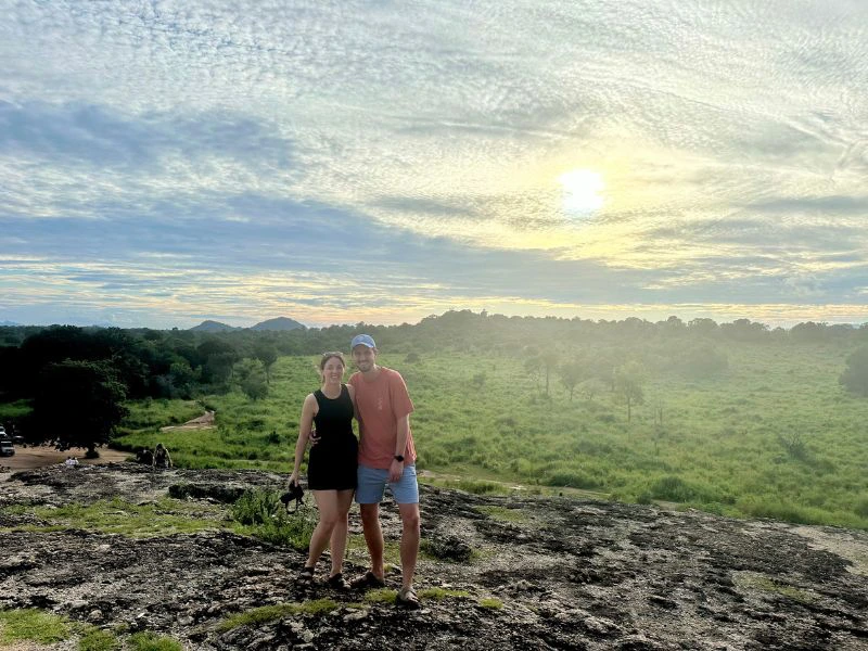 Stel kijkt uit over een vlakte.