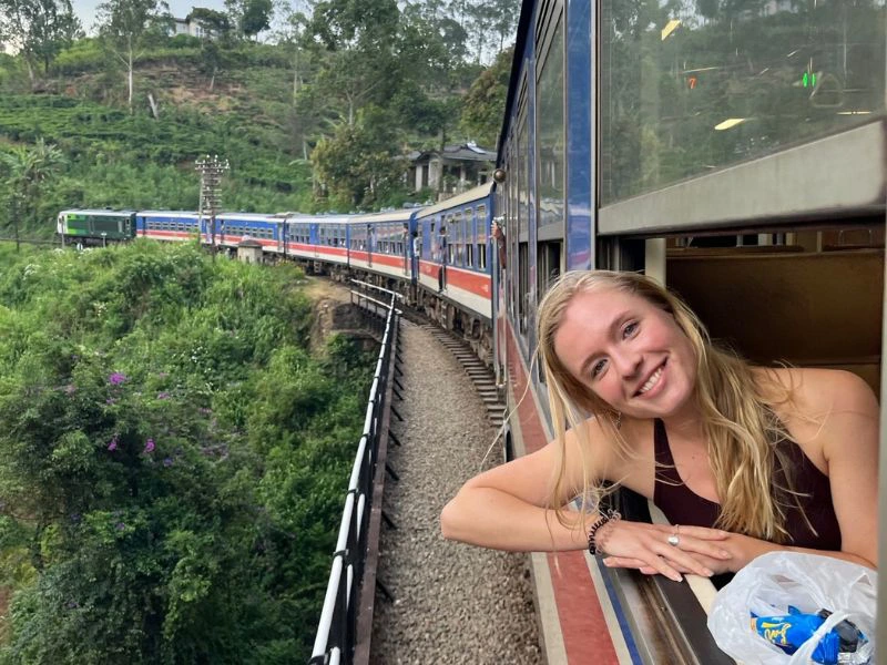 Reizer zit in de trein in Ella