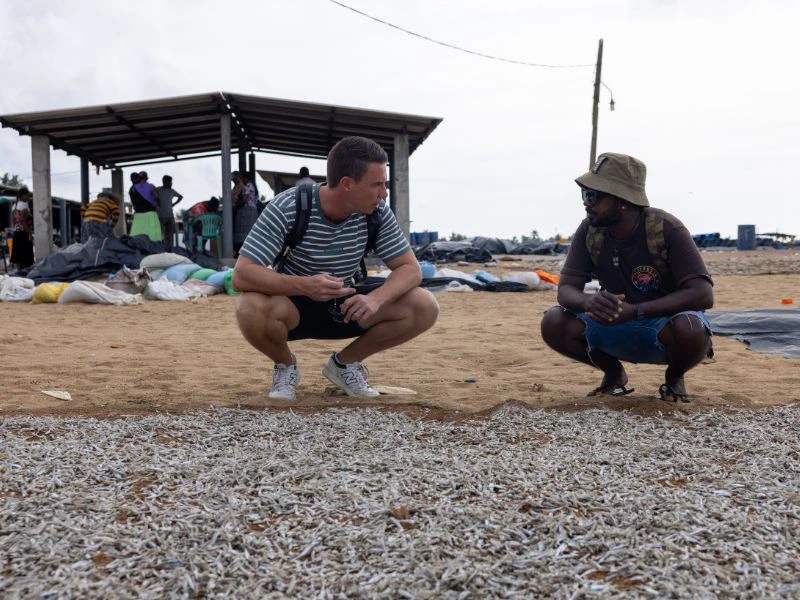 Reiziger bespreekt met lokale visser de vangst van de dag.