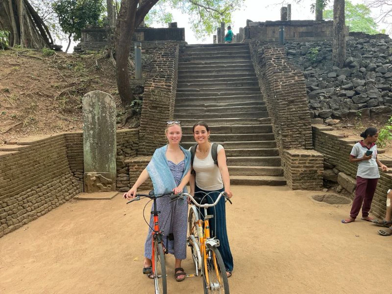 Twee reizigers ontdekken Polonnaruwa per fiets.