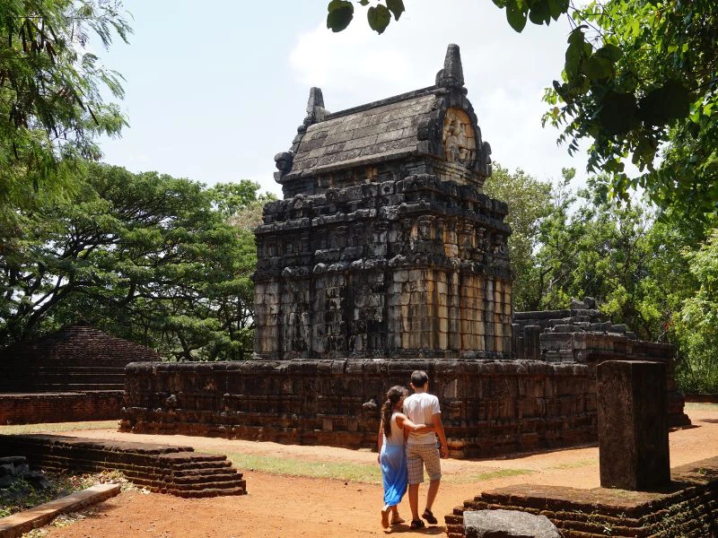 Reizigers bij een hindoeïstische tempel in Kandy.
