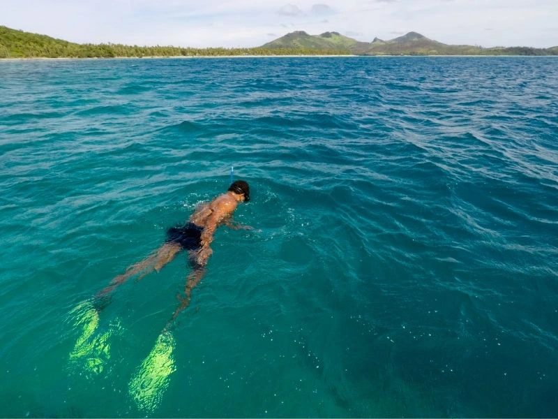 Man snorkelen bij de Yasawa eilanden