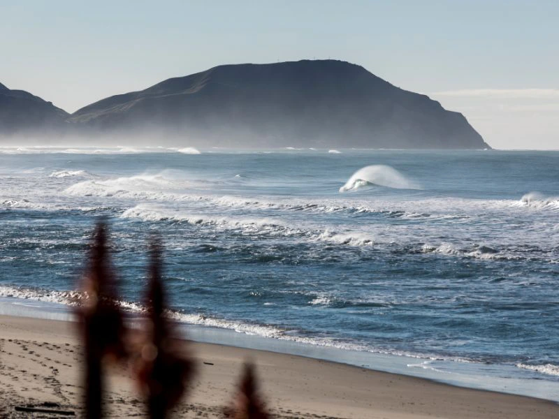 gisborne nieuw zeeland strand bergen zee strand