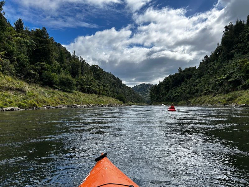 Kajakken op een stromende rivier.