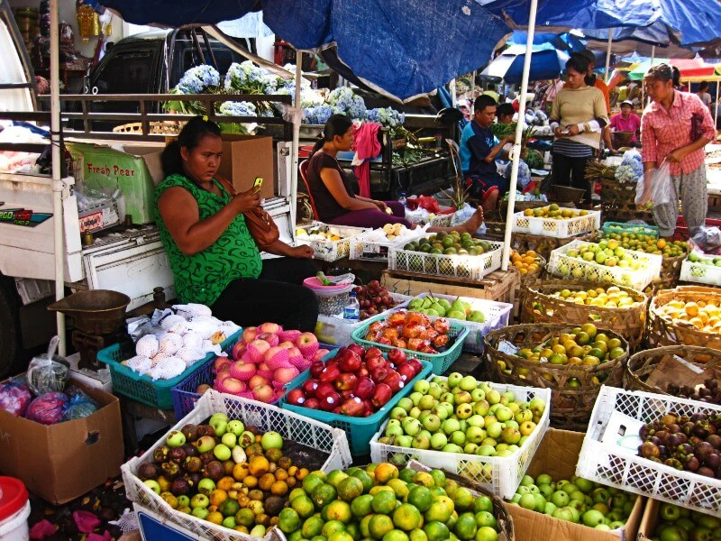 Babi pangang maken, markt