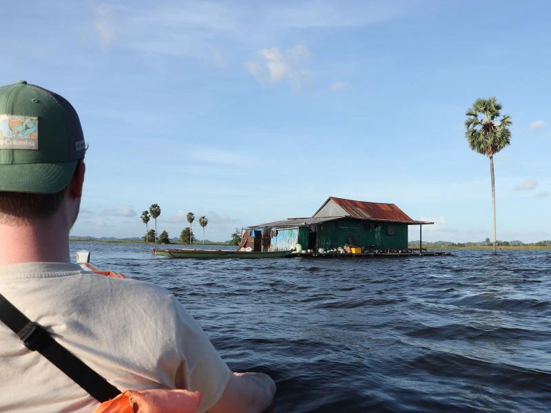 Varen op het tempemeer in Sulawesi