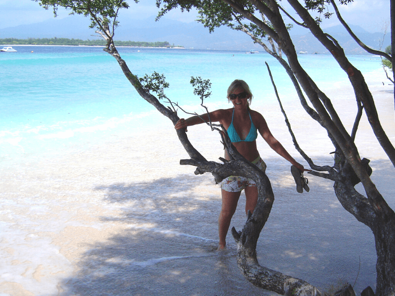 Toerist op het strand van Gili
