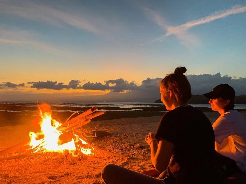 kampvuur onbewoond eiland bali